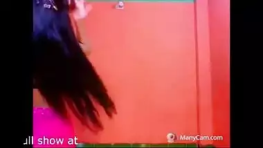 Non-professional livecam cutie does a sexy dance for her fans on a romantic song