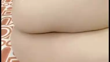 Desi harlot uses a carrot to fulfill her anal XXX needs for the cam