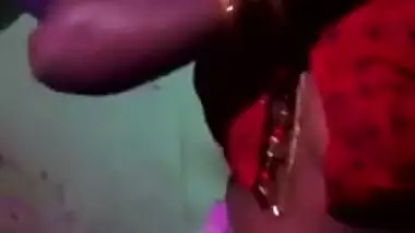 Indian aunty puts red top on hiding saggy titties in amateur XXX video