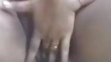 Curvy Desi village girl shows perky XXX tits and pussy in MMS clip