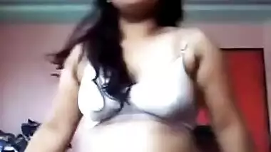Desi wife exposes round ass and saggy tits for all the XXX watchers
