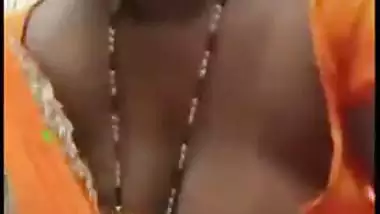 New desi MMS, Indian aunty giving blowjob village boy for money outdoor