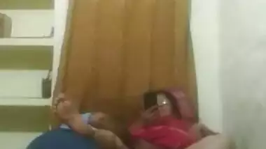 Man offers the nerdy Indian aunty to film XXX video and she agrees