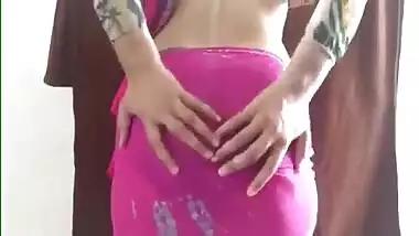 Slim Indian woman shows need in sex by posing in provocative XXX sari