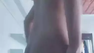 Indian desi nude lady strips to record her sex mms