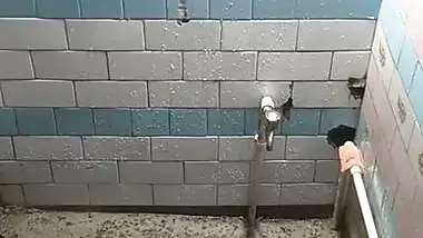 Chubby MILF bathing caught by neighbor viral MMS