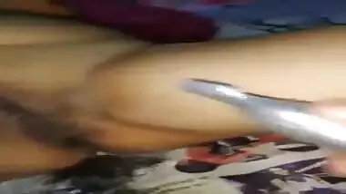 Sexy desi giirl Swan insert a carrot in her pussy deeply and oiling