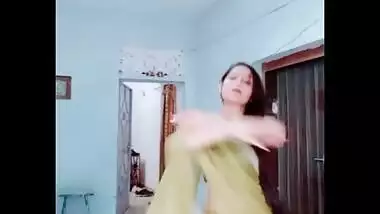 Cute newly wed mumbai housewife shivani singh navel show in transparent saree