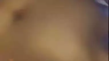 Amateur porn video where the Desi wench willingly shows big tits and pussy