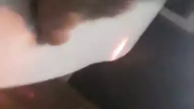 Safada adora dar o rabo enquanto o corno sai com os amigos