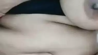 Gorgeous Chamet girl naked body showing on live