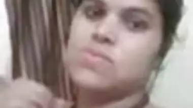 Hot XXX video of Desi woman who exposes her boobs in the pink bra