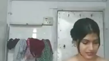 Indian chick in a XXX birthday suit doesn't hurry to finish sex bathing