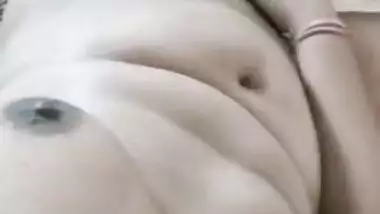 Wife masturbates and Desi man doesn't blow a chance to film porn video
