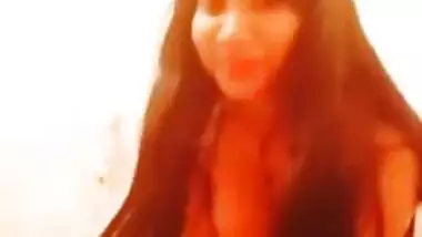 Curvy Desi wench strips to show her XXX body in front of the cam