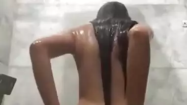 Today Exclusive- Horny Nri Girl Showing Her Boobs And Bathing Part 1