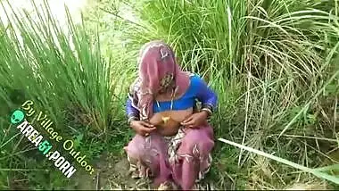 Kerala village aunty naked show on XXX selfie cam outdoors, Desi MMS sex