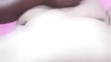 Desi webcam girl makes spectators horny by teasing XXX zone