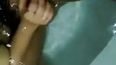 Delhi hot wife seduces hubby’s friend in bathtub, Hubby records