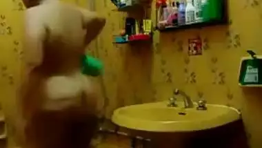 Desi milf bath show
