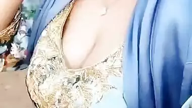 Desi bhabhi hot curves slefie