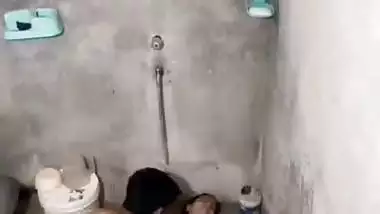 Indian sex MMS of a guy fucking his GF in the bathroom