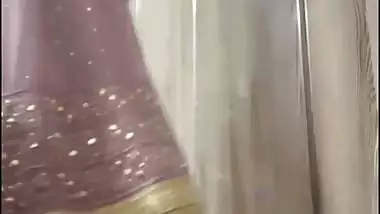 Beautiful Muslim lady lifts salwar and shows pussy