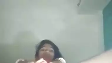 Teen Desi stunner shows young XXX pussy and fingers it in MMS clip