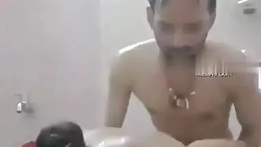 Desi nude couple fucks in the bathroom while bath