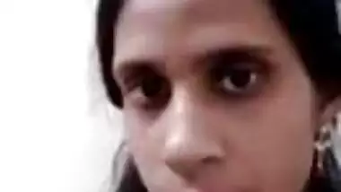 Skinny Desi XXX aunty showing her big pink pussy hole on cam