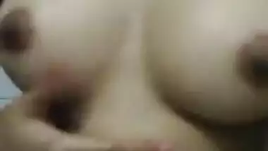 A lot of XXX machos would like to play with this Desi girl's sexy chest