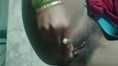 Sex toy is a good find and the Indian wench tests it right away