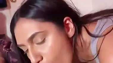 Hot Bangla babe sucks a dick and balls in Indian porn