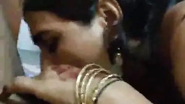 Desi randi bhabhi Shabnam blowjob n strips aur thoda karo na hindi audio