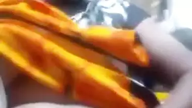 Indian aunty tries not to show face not to be recognized in XXX video