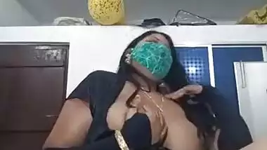 Desi raunchy wife showing herself to her lover on WhatsApp, caught red-handed