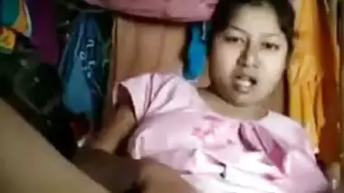 Horny like hell Bangla girl fingers her XXX snatch in Desi video
