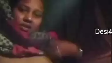 Female from India pulls her sari up to flash saggy XXX tits on camera