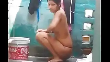 Non-professional cutie lets this guy bf watch as this babe takes a washroom outdoors
