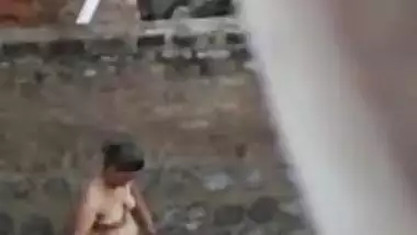 Desi aunty nude captured on while bath on outdoor, for your pleasure