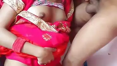 The girl in a saree gives an Indian blowjob and eats cum