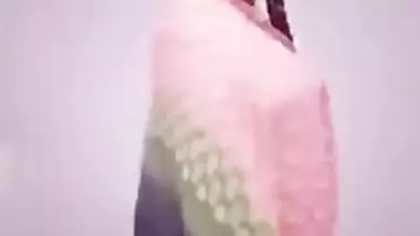 Home Made indian XXX sex! Desi sexy village bhabi show her hot boobs