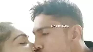Desi slut loves the way macho man shoves tongue in her XXX mouth