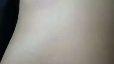 Chubby Bangla lady allows her cousin to press her boobs