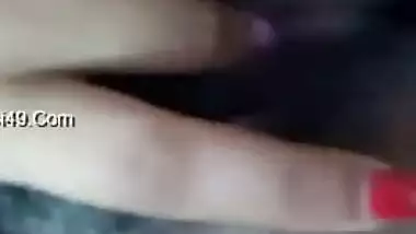 Excited Desi babe has no sex toys and she brings fingers into play