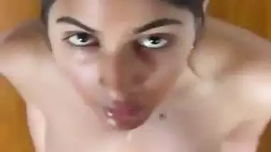 Man gets a Tamil blowjob from a Chennai girl and pees on her